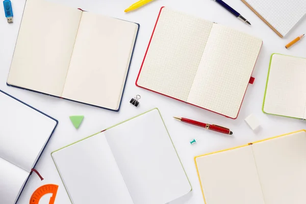 Accesorios Escuela Cuaderno Libro Con Páginas Vacías Sobre Fondo Blanco —  Fotos de Stock