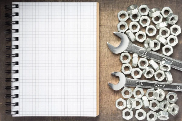 Moersleutel Gereedschappen Metalen Noten Bij Houten Achtergrond Bovenaanzicht — Stockfoto