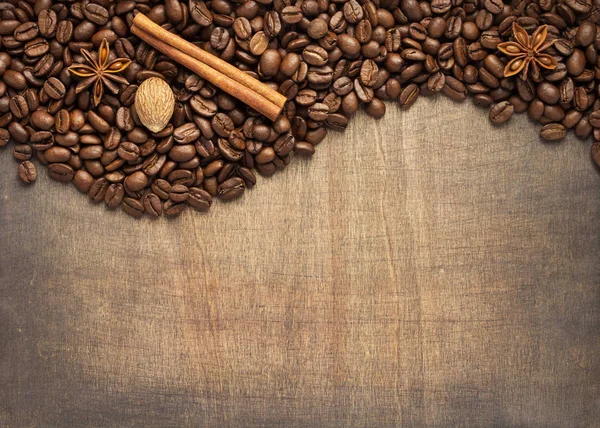 コーヒー豆や木製の背景 上面にスパイス — ストック写真