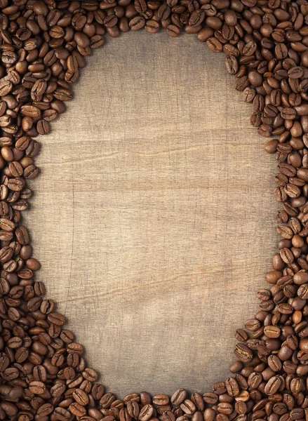 木製のテーブルの背景 上面にコーヒー豆 — ストック写真