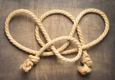 gemi halatı ahşap arka plan yüzeyinde, üstten görünüm