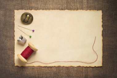 dikiş aletleri ve aksesuarları ahşap masa arka plan üzerinde