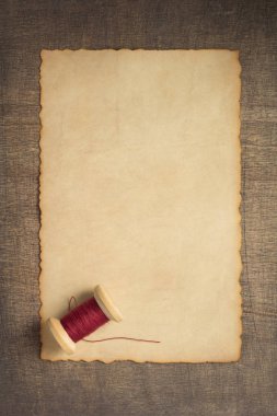 ahşap masa arka plan üzerinde dikiş ipliği