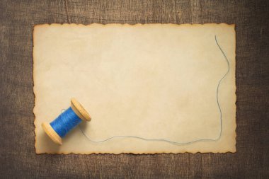 ahşap masa arka plan üzerinde dikiş ipliği