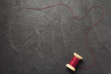 üstten görünüm kayrak taş arka plan iş parçacığında makarası