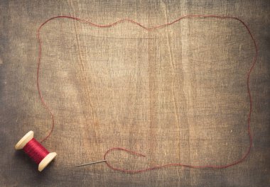 ahşap masa arka plan, üstten görünüm üzerinde iğne ile iplik dikiş