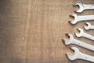 ahşap arka plan, üstten görünüm anahtarı araçları