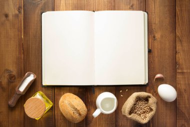 fırın malzemeleri ahşap arka plan üzerinde 