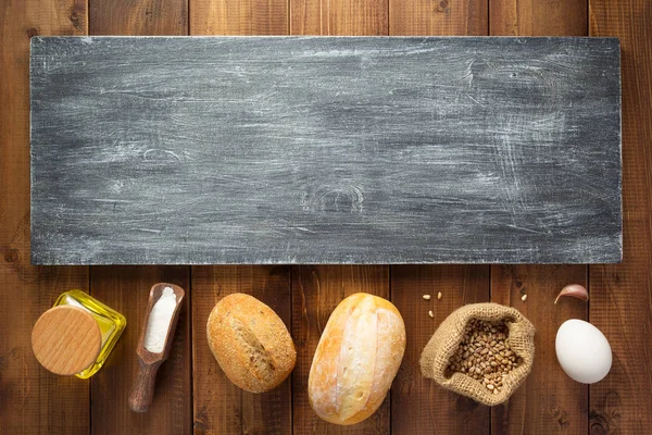Bakkerij ingrediënten op houten achtergrond — Stockfoto
