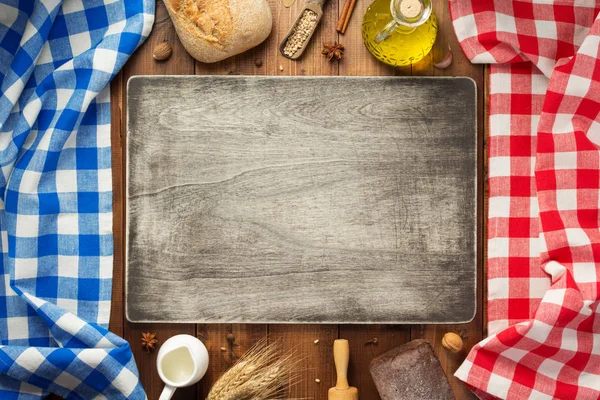 Pan e ingredientes de panadería en madera — Foto de Stock