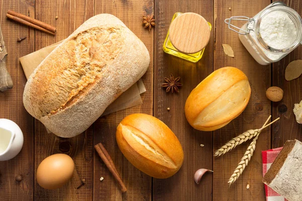 Хлеб и хлебобулочные изделия на дереве — стоковое фото