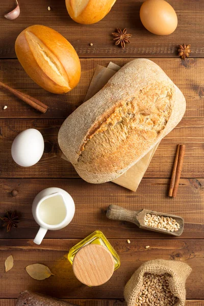 Pan e ingredientes de panadería en madera — Foto de Stock