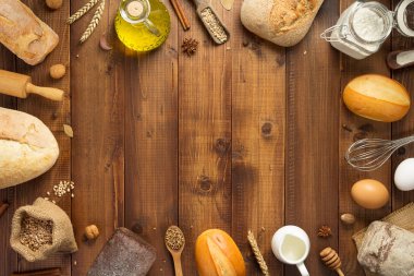 ekmek ve pastane malzemeleri ahşap üzerine