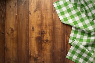 ekose desenli kumaş peçete ahşap masa