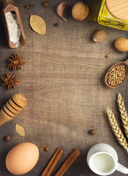 Piekarnicze składniki na podłoże drewniane — Zdjęcie stockowe