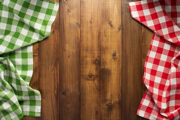 ekose desenli kumaş peçete ahşap masa