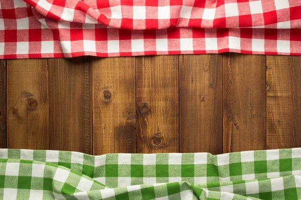 木製のテーブルにチェックの布ナプキン — ストック写真
