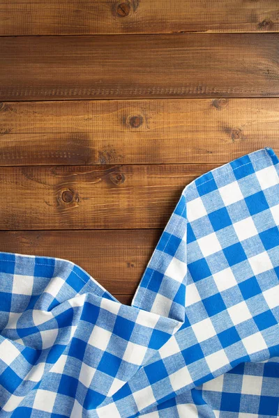 Перевірена серветка тканини за дерев'яним столом — стокове фото