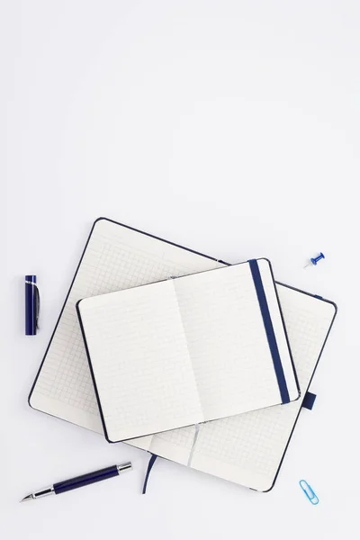 Cuaderno y estacionario en fondo blanco —  Fotos de Stock