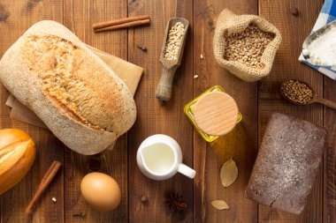 ekmek ve pastane malzemeleri ahşap üzerine