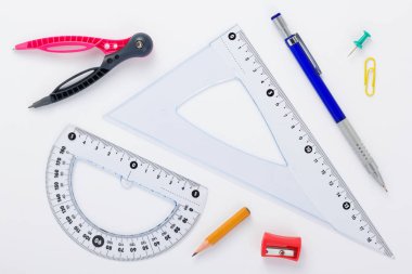 okul seti ve beyaz arka plan cetvel