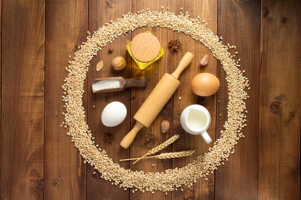 Pšeničná zrna a pekárna ingredience na dřevo — Stock fotografie