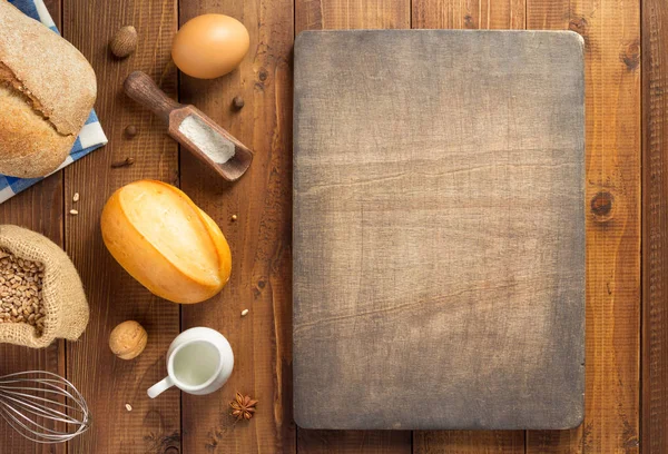 Pan e ingredientes de panadería en madera —  Fotos de Stock