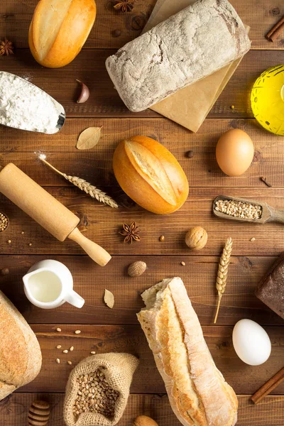 Pan e ingredientes de panadería en madera — Foto de Stock