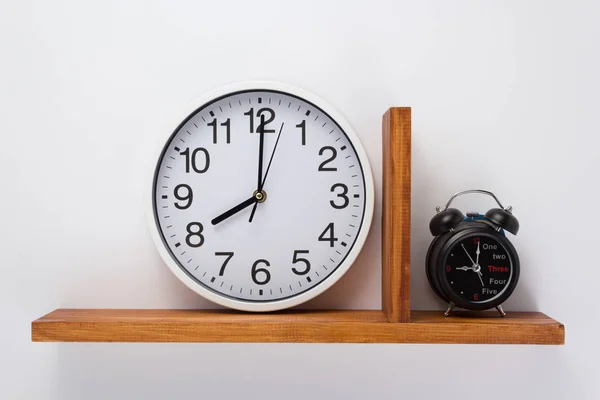 Alarm i ściany zegara o drewnianą półkę — Zdjęcie stockowe