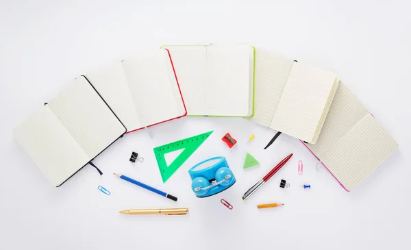 Notebook e material escolar a branco — Fotografia de Stock