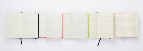 Caderno de papel em fundo branco — Fotografia de Stock