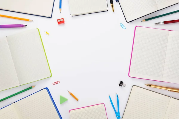 Cuaderno de papel y útiles escolares en blanco — Foto de Stock