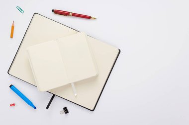 defter ve kalem beyaz arka plan