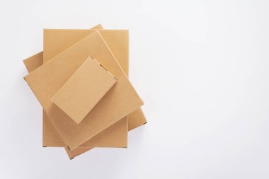 Beyaz arkaplanda karton kutu