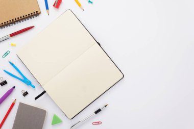 Beyaz, kağıt defter ve okul malzemeleri