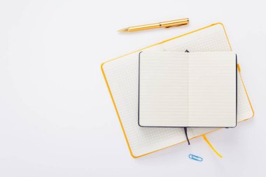 defter ve kalem beyaz arka plan