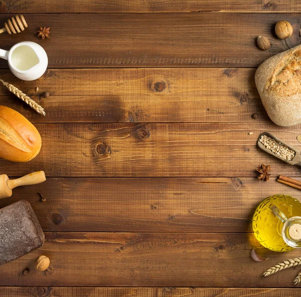 Brot und Backzutaten auf Holz — Stockfoto