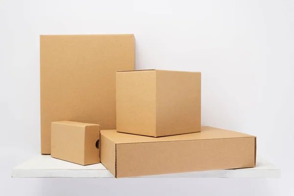 Kartonové krabice na dřevěné police — Stock fotografie