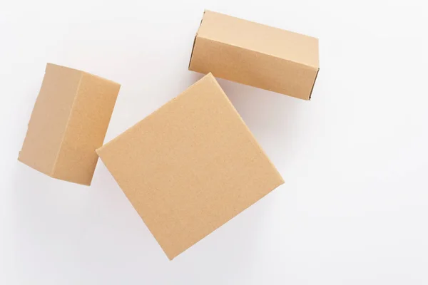 Beyaz arkaplanda karton kutu — Stok fotoğraf