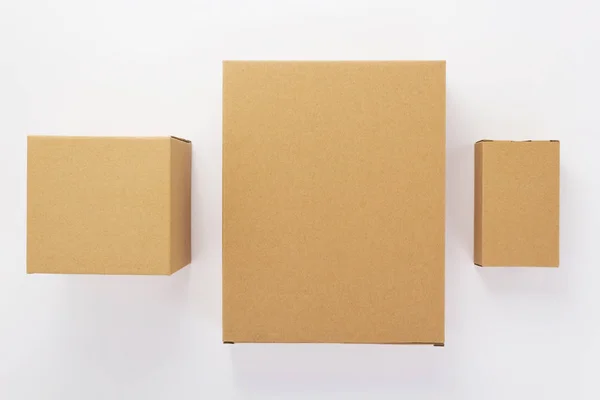 Χάρτινο κουτί σε λευκό φόντο — Φωτογραφία Αρχείου