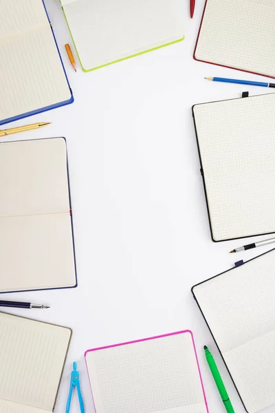 Cuaderno de papel y útiles escolares en blanco —  Fotos de Stock