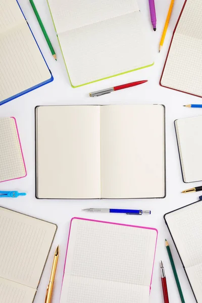 Cuaderno de papel y útiles escolares en blanco —  Fotos de Stock