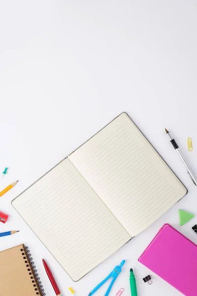 Caderno de papel e material escolar a branco — Fotografia de Stock