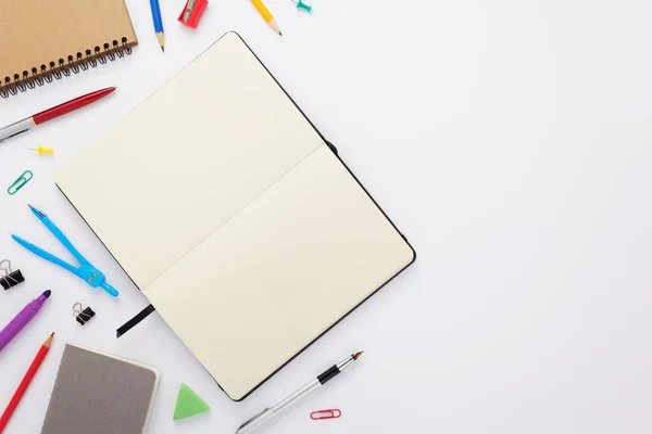 Caderno de papel e material escolar a branco — Fotografia de Stock