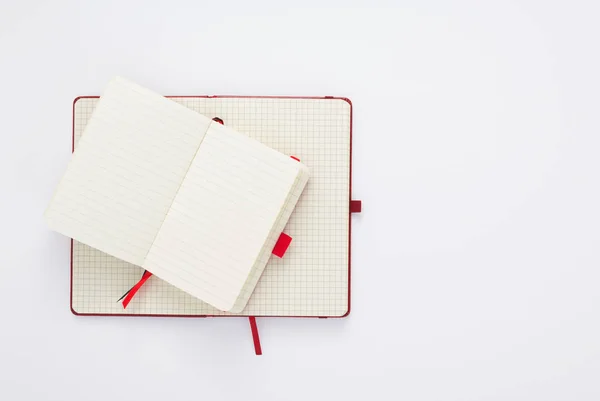 Notebook no fundo do livro branco — Fotografia de Stock