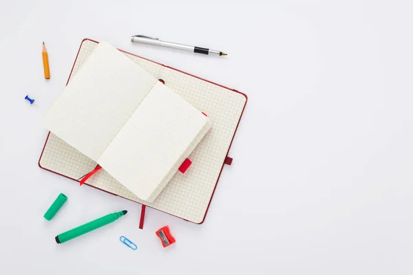 Notebook en stationaire op witte achtergrond — Stockfoto