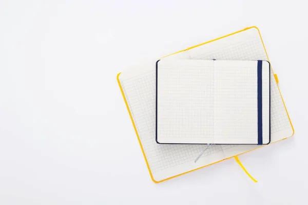 Notebook no fundo do livro branco — Fotografia de Stock
