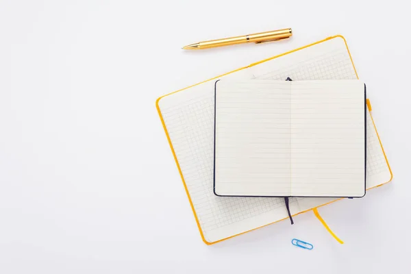 Notebook e caneta em fundo branco — Fotografia de Stock