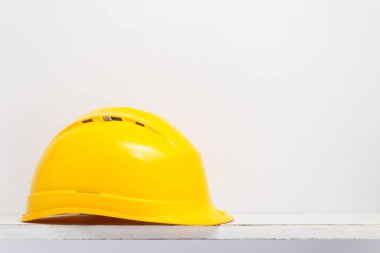 inşaat kask beyaz, ahşap raf 