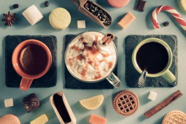 dondurma mavi arka plan kahve fincan